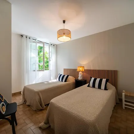 Apartment Lou Bousquet Rez De Jardin. Pour 5 Personnes Dans